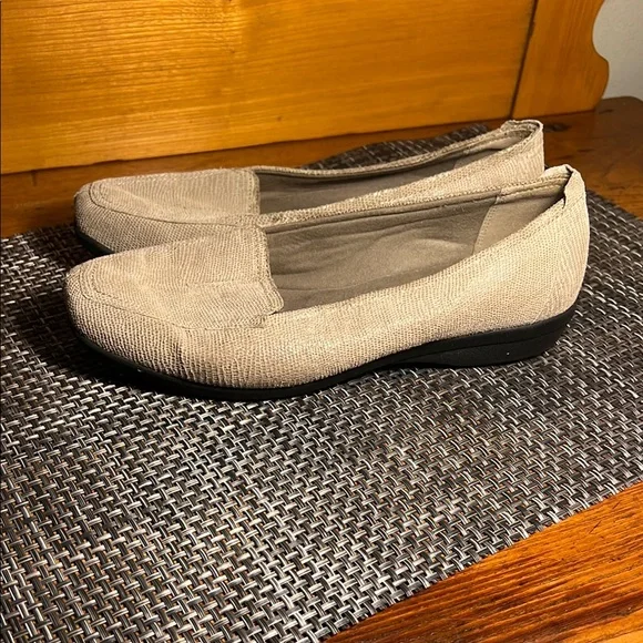 Clarks Cream Flats with Suede-like Material with a little sheen size 7.5 - Picture 3 of 6